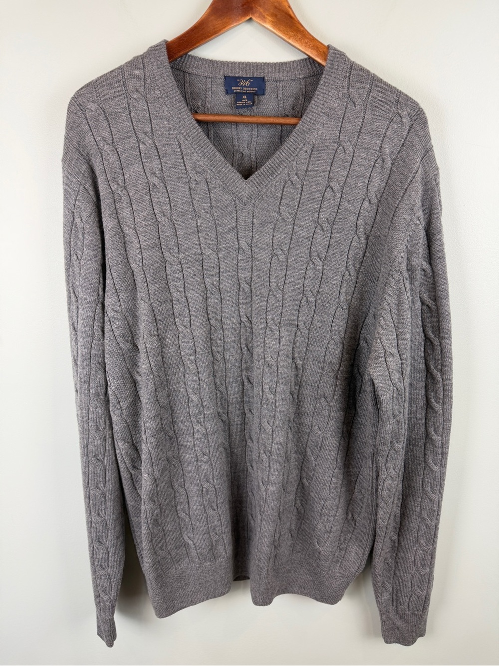 Men’s Brooks Brothers 346 Gray Cable Knit V-Neck Merino Wool Sweater Classic XL